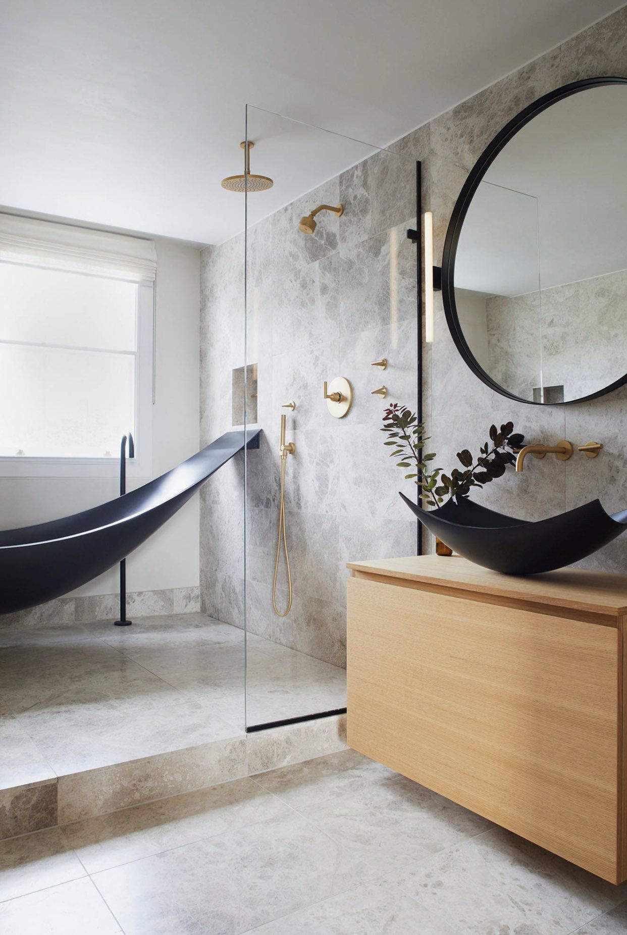 Sculpted Serenity: The Art of Black Curved Tubs & Brass Accents in Modern Luxury Bathrooms